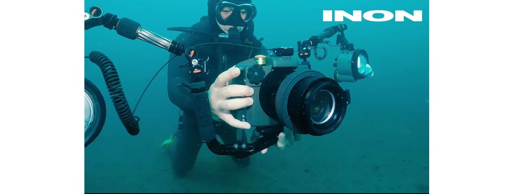 INON X-2 for Canon R5 防水盒展示影片: 標準配備快速冷靴系統, 可在水下快速改變相機直幅橫幅構圖