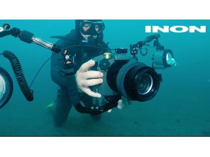 INON X-2 for Canon R5 防水盒展示影片: 標準配備快速冷靴系統, 可在水下快速改變相機直幅橫幅構圖