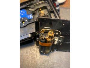 維修日記 2022-03-30: Weefine 手機殼夾到氣閥蓋繩進水