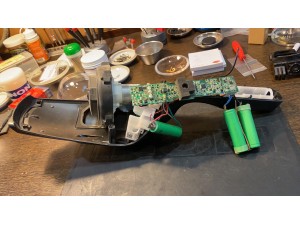 維修日記 2022-07-16: 維修Electrolux吸塵器電池老化更換國際牌3200mAh鋰電