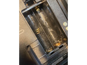 維修日記 2022-08-26: Weefine 手機殼電池接點彈簧斷裂